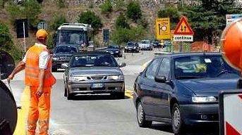 Un operaio regola il traffico in una foto di repertorio