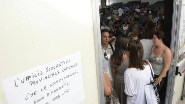<b>CAOS </b>Un cartello avvisa del rinvio causa discussioni