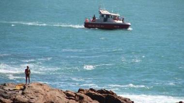 Un momento delle ricerche nel mare antistante Calafuria; sotto Matteo Maestri disperso da sabato