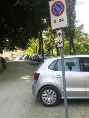 Auto parcheggi in divieto di sosta nel parco Corsini 