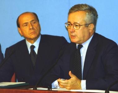 Il presidente della Provincia Osvaldo Angeli ha organizzato un incontro sul futuro degli enti locali. Accanto Berlusconi e Tremonti: la manovra cambia ancora  