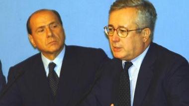 Il presidente della Provincia Osvaldo Angeli ha organizzato un incontro sul futuro degli enti locali. Accanto Berlusconi e Tremonti: la manovra cambia ancora