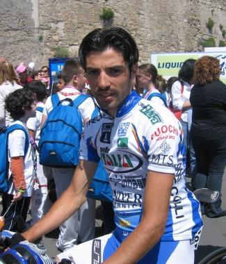 I Nas Sotto la casa perquisita a Carmignano A destra il ciclista Santo Anz&agrave; 
