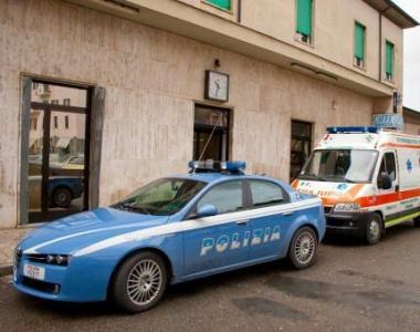 Una volante e unambulanza davanti alla stazione ferroviaria 