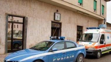 Una volante e un’ambulanza davanti alla stazione ferroviaria