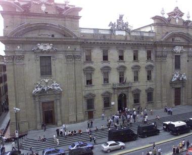 Bollette dellEnel e a sinistra il palazzo del tribunale di Firenze   