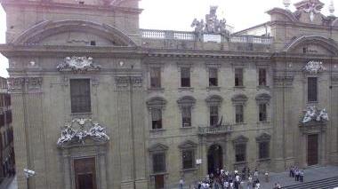 Bollette dell’Enel e a sinistra il palazzo del tribunale di Firenze