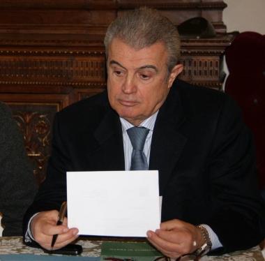 Da sinistra, l’assessore Caverni il giardino di piazza Mercatale e i banchi in piazzetta Lippi