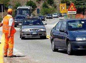 Operaio travolto mentre regola il traffico