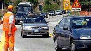 Operaio travolto mentre regola il traffico