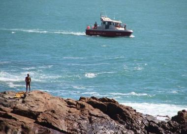 Un momento delle ricerche nel mare antistante Calafuria; sotto Matteo Maestri disperso da sabato