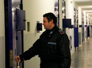 Violenta e sevizia la convivente, condannato a 2 anni e 8 mesi