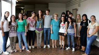 La preside con gli studenti premiati ieri mattina nell’aula magna della scuola