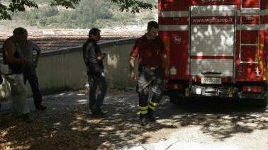 Il cavallo morto, coperto da un lenzuolo