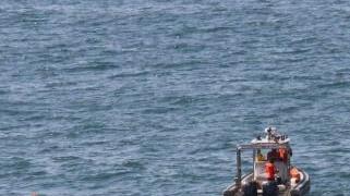 Il gommone dei vigili del fuoco ieri nelle acque antistanti Calafuria