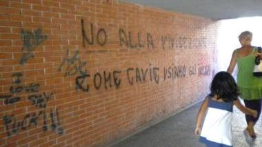 Alcune scritte sui muri della città