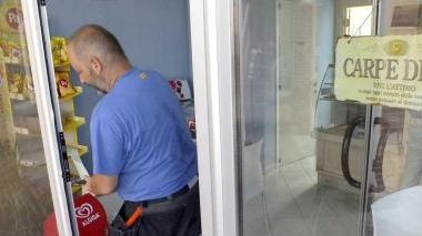 Le porte scardinate nel bar