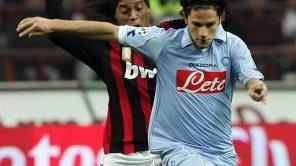 <b>ESTROSO. </b>Russotto con la maglia del Napoli contro Ronaldinho