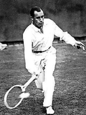 Unimmagine del tennis che fu Abbigliamento bianco, pantaloni lunghi e racchette di legno torneranno a essere protagonisti 