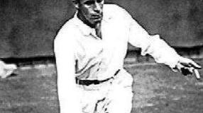 Un’immagine del tennis che fu Abbigliamento bianco, pantaloni lunghi e racchette di legno torneranno a essere protagonisti