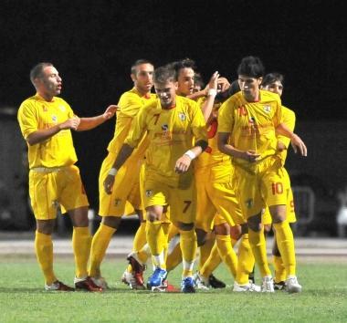In alto, Mariotti festeggiato dai compagni dopo il gol Sopra, lallenatore del Quarrata Egidio Seghi 