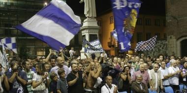 Piazza del Comune gremita di tifosi per il saluto ai biancazzurri 