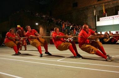La squadra dei tiratori della fune e sopra la bacheca con i trofei conquistati da Porta Fiorentina nelle scorse edizioni del palio