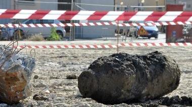<b>LA BOMBA.</b> L’ordigno da mille libbre nel giorno del ritrovamento durante i lavori per il nuovo fosso in viale Caprera