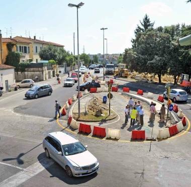 Sopra la rotatoria di Porta San Marco A sinistra il sindaco e lassessore ieri sul cantiere 