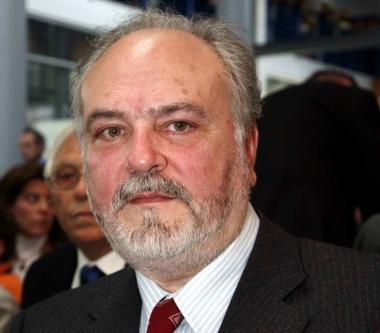 <b>COSTI.</b> Sopra, una farmacia A sinistra il direttore sanitario dellAsl Antonio Latella 