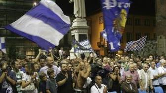 Piazza del Comune gremita di tifosi per il saluto ai biancazzurri