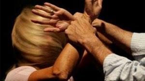 Sevizia e violenta la compagna