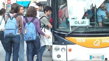 Studenti salgono su un bus del Copit