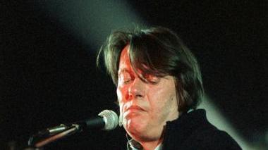Fabrizio De Andrè in uno dei suoi ultimi concerti
