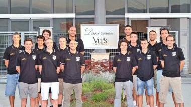 La squadra del Valentina’s davanti alla sede dello sponsor