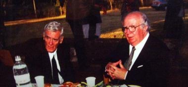 <b>UN MOMENTO DI RELAX. </b>Angiolo Berti fa gli onori di casa con lamico Spadolini in visita da presidente del Senato al Campo degli Eroi 