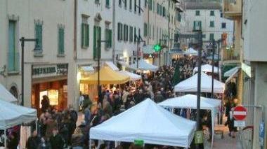 Sconti in piazza con il mercato Lo Sbarazzo