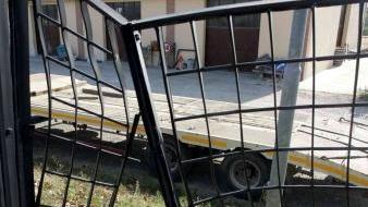 A sinistra il buco fatto dai ladri al deposito
