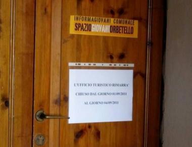 <b>CHIUSO. </b>Il cartello sulla porta dellufficio turistico   