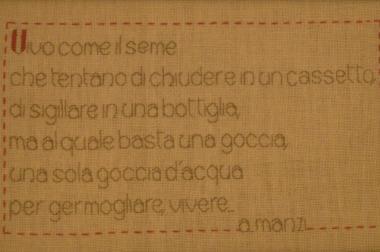 <b>PUNTO SCRITTO</b> Una delle poesie del maestro Manzi ricamate 