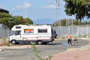 Nei parcheggi del palasport c&egrave; chi si fa una doccia 