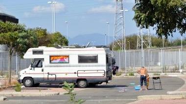 Nei parcheggi del palasport c’è chi si fa una doccia