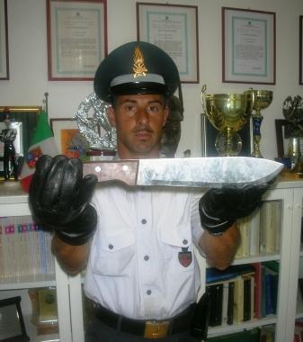 Il machete sequestrato dalla Finanza    