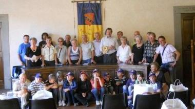 Il gruppo di ragazzi bielorussi ospitati a Pracchia durante la visita al Comune di Cutigliano