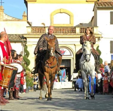 Unimmagine del corteo storico per ricordare la presa di Pistoia 