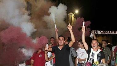 Un gruppo di tifosi scatenati