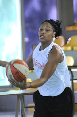 Lala centro americana Shamela Hampton durante un allenamento al Palatagliate: la giocatrice statunitense &egrave; al suo secondo campionato con la maglia del Basket femminile Le Mura (Vip) 