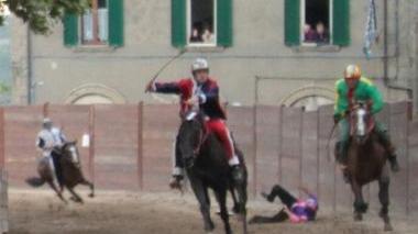 <b>PALIO DI CASTEL DEL PIANO</b> Due immagini della tradizionale corsa