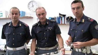 L’ispettore Massimo Montuori, al centro tra due colleghi