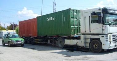 Il tir sequestrato; sotto uno dei roghi lungo la Bientinese 